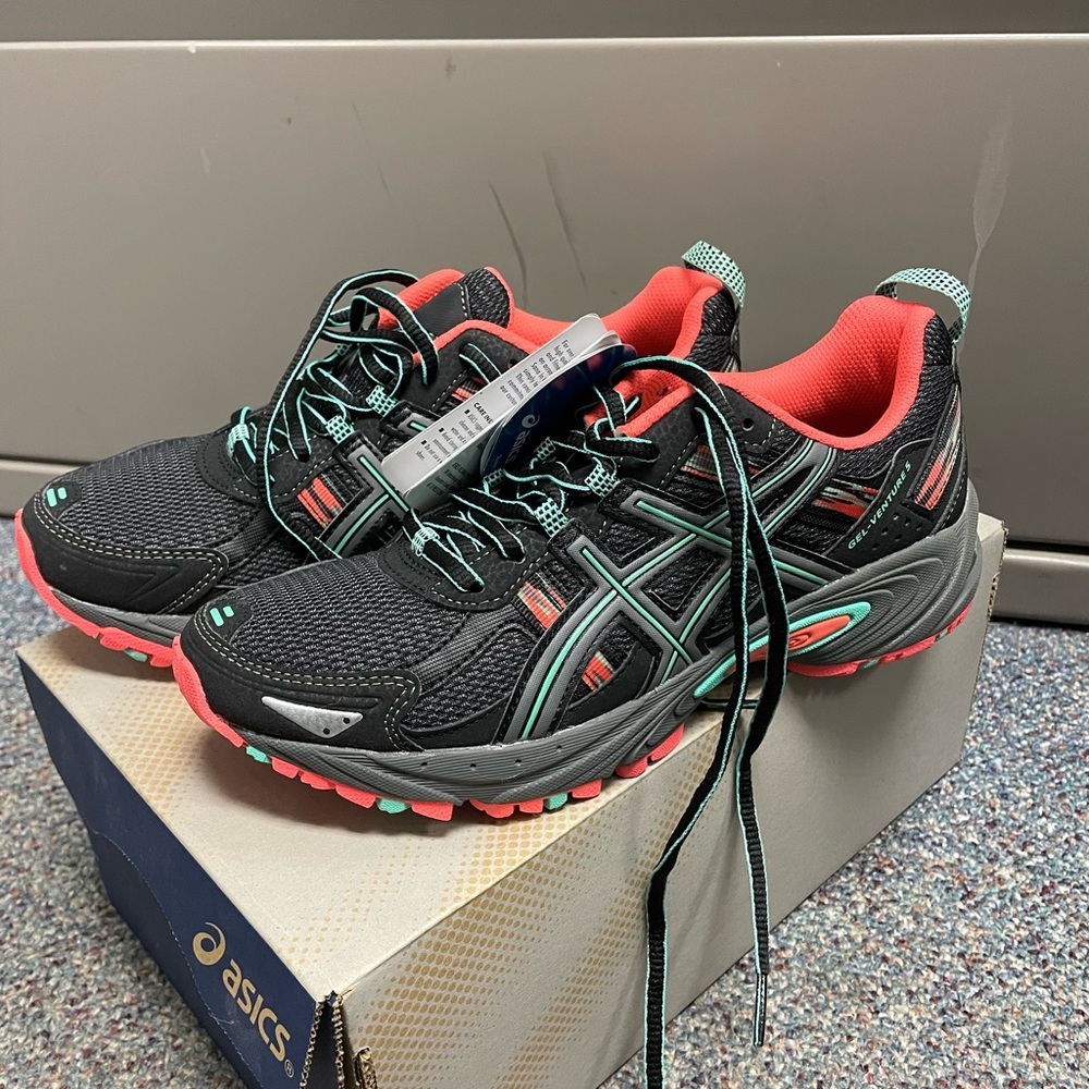 NWT ASICS Tennis shoes!!